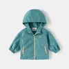 Chaqueta de Primavera para Niños 2026 Nuevo Modelo para Niños Pequeños Cortavientos para Exteriores Chaqueta con Capucha para Primavera y Otoño con Cremallera Moderna Venta al por Mayor