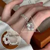 Anillo Dulce de Pétalos Florales para Mujer, Moderno y Único, Versátil y Elegante, Anillo Abierto de Lujo Ligero de Alta Gama, Anillo de Dedo Índice de Nicho