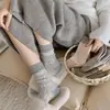 Calcetines de otoño e invierno de hilo grueso de moda de Dongdaemun, Corea, con bloques de color y colores contrastantes, gruesos y cálidos, con un estilo juvenil, de longitud hasta la mitad de la pantorrilla