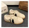 Otoño 2026 Nuevos Zapatos Deportivos Casuales Versátiles Cómodos Versión Coreana Retro Piel Suave Suela Suave Decoración con Hebilla de Cuero Zapatos de Entrenamiento Alemanes para Mujer