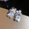 Pendientes de botón de metal con forma de flor tachonados de diamantes, estilo retro europeo y americano, para mujer, pendientes de nicho únicos y elegantes con un toque de lujo ligero y alta gama