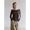 Camiseta de manga larga color café estilo coreano, cuello barco, con pequeño bordado, corte ajustado, favorecedora y versátil para mujer en otoño