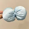 Pinza de plátano en forma de corazón Melard marrón, un accesorio para el cabello sofisticado y minimalista con un lazo y diseño floral