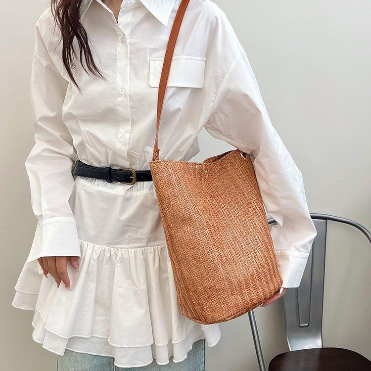 编织包女包新款潮2024夏草编简约百搭小清新水桶包个性单肩斜