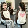 Camiseta Térmica de Forro Polar para Niña Otoño Invierno 2026 Estilo Nuevo Ropa Interior Infantil Top de Manga Larga Bloque de Color Camiseta Versátil Elegante