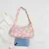 Nova bolsa de axila estilo coreano, bolsa de ombro com corrente camélia da moda, tendência primavera-verão para mulheres, versátil e estilosa para o dia a dia.