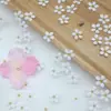 Tejido de malla estampado con bordado de margaritas pequeñas, disponible en varios colores, adecuado para vestidos y camisetas de niños.