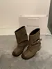 Chuyuji 2026 Novo Modelo Botas Femininas Cinzas de Cano Curto com Acabamento Desgastado, Salto Bloco Grosso, Fivela de Cinto, Caimento Solto, Botas Plissadas Empilhadas