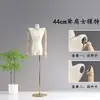 Soporte de exhibición para modelo de mujer estilo coreano cuerpo completo colgante negro chal hombro ancho hombro plano plataforma para tienda de ropa accesorios