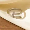 Novo Anel Vazado Totalmente Cravejado com Diamantes Transfronteiriço, Versão Larga com Cravação de Diamantes, Moderno e Elegante, Anel Aberto Ajustável para o Dedo Indicador