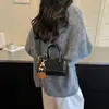 Colección otoño e invierno 2026: bolso de mano de gamuza a la moda, bolso tote versátil, bolso almohada para el commute, estilo retro y minimalista, bolso cruzado chic