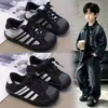 Sapatos casuais infantis, antiderrapantes, coleção outono 2026, tênis pretos com biqueira de concha para meninos, calçados esportivos de tamanho médio a grande, estilo moderno
