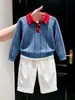 Suéter de punto estilo coreano para niños, nuevo de verano 2026, con cuello polo a rayas azules y pantalones casuales blancos de pierna ancha para niños