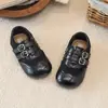 Sapatos pequenos de couro estilo retrô para meninas, nova coleção primavera/outono 2026, com sola macia, sapatos Mary Jane confortáveis para crianças, sapatos de princesa da moda para meninas mais velhas