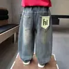 Roupas de Primavera e Outono para Meninos Jeans com Bolso Etiqueta Verde Estilo Coreano Calças Casuais Largas Bonitas para Crianças Calças Scimitar para Bebê