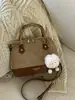 Bolsa Cruzada de Hombro con Diseño de Nicho al por Mayor Transfronteriza 2025 Nuevo Diseño de Moda Textura Bolso Portátil Tipo Concha para Mujer