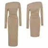 Elegante vestido negro de un solo hombro y manga larga para mujer, perfecto para otoño. Este vestido entallado que realza la figura acentúa tu cintura y caderas, creando una silueta chic y elegante.