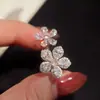 Anillo de Flor de Doble Cabeza Brillante de Diamantes de Lujo Ligero para Mujer, Anillo de Dedo Índice con Piedras Preciosas de Colores de Alta Gama, Anillo de Flor de Circonita de Diseño de Nicho de Lujo Ligero