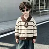 Jaqueta Cardigan de Tricô Listrado Macio e Grudável para Meninos Outono 2026 Novo Estilo Suéter Bonito Infantil para Meninos Peça Versátil