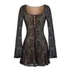 Vestido Feminino Estilo Francês Vazado de Manga Longa, Outono 2025 Novo Pequeno Acinturado Elegante Emagrecedor Renda Vestido Curto