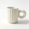Caneca de cerâmica personalizada com alça de rosquinha e listras verticais em cores de macaron, xícara de café de alta estética para casais de escritório