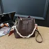 Bolsa tipo saco altamente estilosa, nova tendência outono 2026, bolsa transversal de cor sólida da moda, bolsa de mão personalizada com corrente de nicho