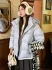 Popular chaqueta de plumón con capucha de color caramelo para mujer, estilo corto, invierno 2026, estilo coreano dulce, chaqueta puffer cálida para mujeres petite, moderna
