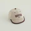 Chapéu Boston Boy com Carta Personalizada Atacado Outono Veludo Cotelê Bebê Aba Macia Novo Quente Boné com Aba