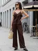 Conjunto de duas peças para o verão: camisola e calça longa com babados