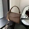 Colección Otoño 2026: Elegante y estilosa bolsa de un solo hombro, con un chic color liso, diseño retro y textura minimalista, perfecta como bolso de mano o bolso cruzado.