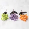 Flores artificiales y plantas verdes para crear un ambiente de casa de huéspedes, incluyendo flores artificiales de *Smilax glabra*, adecuadas para exhibir en la zona de entrada, con arreglos florales vintage