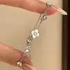 Pulsera Minimalista de Flor con Circonita y Nácar, Exquisita y Elegante, Versátil para el Uso Diario, Joyería de Lujo Ligero y Sensación de Alta Gama