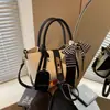 Bolsas pequeñas transfronterizas populares para mujer de este año, nuevos bolsos cruzados versátiles de moda para el verano de 2026, bolsos tipo cubo de estilo coreano