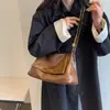 Bolso de mano grande de alta gama, estilo vintage, para mujer, nueva colección 2026, bandolera de cadena moderna y versátil, adecuado para ir al trabajo