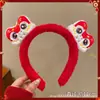 Diadema de felpa con forma de serpiente para mujer, accesorio para el cabello de otoño e invierno, con diseño de serpiente, ideal para presentaciones y presentaciones, 2025