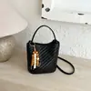 Bolso de cubo de mano de gran capacidad transfronterizo para mujer, nuevo modelo de verano 2026, alto valor estético, bolso de hombro casual simple para el día a día