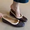 Sapatos Baixos para Mulheres 2026 Sapatos de Couro para o Trabalho Estilo Retro Francês Camélia Slip-On Estilo Mary Jane Bico Redondo Boca Rasa Sapatos Individuais para Mulheres