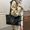 Bolsa de mano de alta gama al por mayor para mujer, bolsa de hombro de gran capacidad, nueva para el invierno 2025, con correa accesible, bolso de axila de lujo