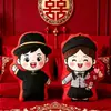 La dote de boda estilo chino incluye un par de lindos muñecos de peluche para la cama, decoración de habitación de boda estilo antiguo y cojines estampados para el cabecero.