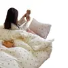 Estilo ins, diseño minimalista, juego de ropa de cama de invierno de felpa de leche con estampado de cerezas de cuatro piezas, adecuado para dormitorios estudiantiles, juego de tres piezas de felpa de doble cara