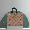 Sacolas TNT Personalizadas para Lojas de Roupas, Sacolas de Compras Impermeáveis para Roupas, Sacolas Tote Bag TNT, Sacolas Ecológicas Estampadas em Cores em Estoque