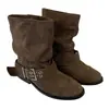 Fivela de Cinto Estilo Retrô First Encounter Botas de Cano Curto para Mulheres, Outono/Inverno 2026, Botas Curtas Martin Estilo Novo Francês com Bico Arredondado Plissado