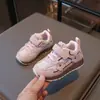 Zapatos para bebé 2026 primavera y otoño nuevos zapatos deportivos para niños zapatos casuales resistentes al desgaste versátiles para niñas con velcro zapatos para caminar