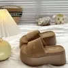 Chinelos de Sola Grossa para Mulheres, Uso Externo, Sola Macia, Aumentam a Altura, Suaves, Essenciais para Mulheres, Versáteis, para Encontros 2026, Estilo Quente Casual, Sandálias Plataforma