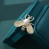 Novo Broche Borboleta de Luxo Leve Estilo Chinês para Mulheres, Sofisticado e Doce, Alfinete Anti-Exposição, Acessório para Blazer, Atacado do Fabricante