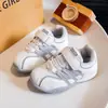 Sapatos para meninas 2026 outono novo tênis esportivo infantil com fecho de velcro, tênis de corrida leve, popular para meninas, sapatos estilo Forrest Gump para crianças maiores