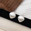Pendientes de triángulo plateados tridimensionales combinables sin agujero en la oreja temperamento diario alta calidad para ir al trabajo retro nicho combinable