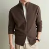 Suéter de Tricô Masculino 2026 Outono/Inverno Gola Alta Zíper Cardigan Jovem Business Estilo Old Money Suéter Peça Única Jaqueta Tendência