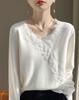 Suéter Feminino com Renda V-neck Design Sense Primavera 2024 Novo Macio Cera Solto Estilo Ocidental Camisa Base Branca Pura