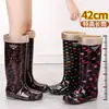 Botas de chuva longas, extra-altas, impermeáveis, antiderrapantes e quentes, com forro de fleece, adequadas para mulheres, capas de sapato de borracha, botas de água e sapatos de cano alto para adultos